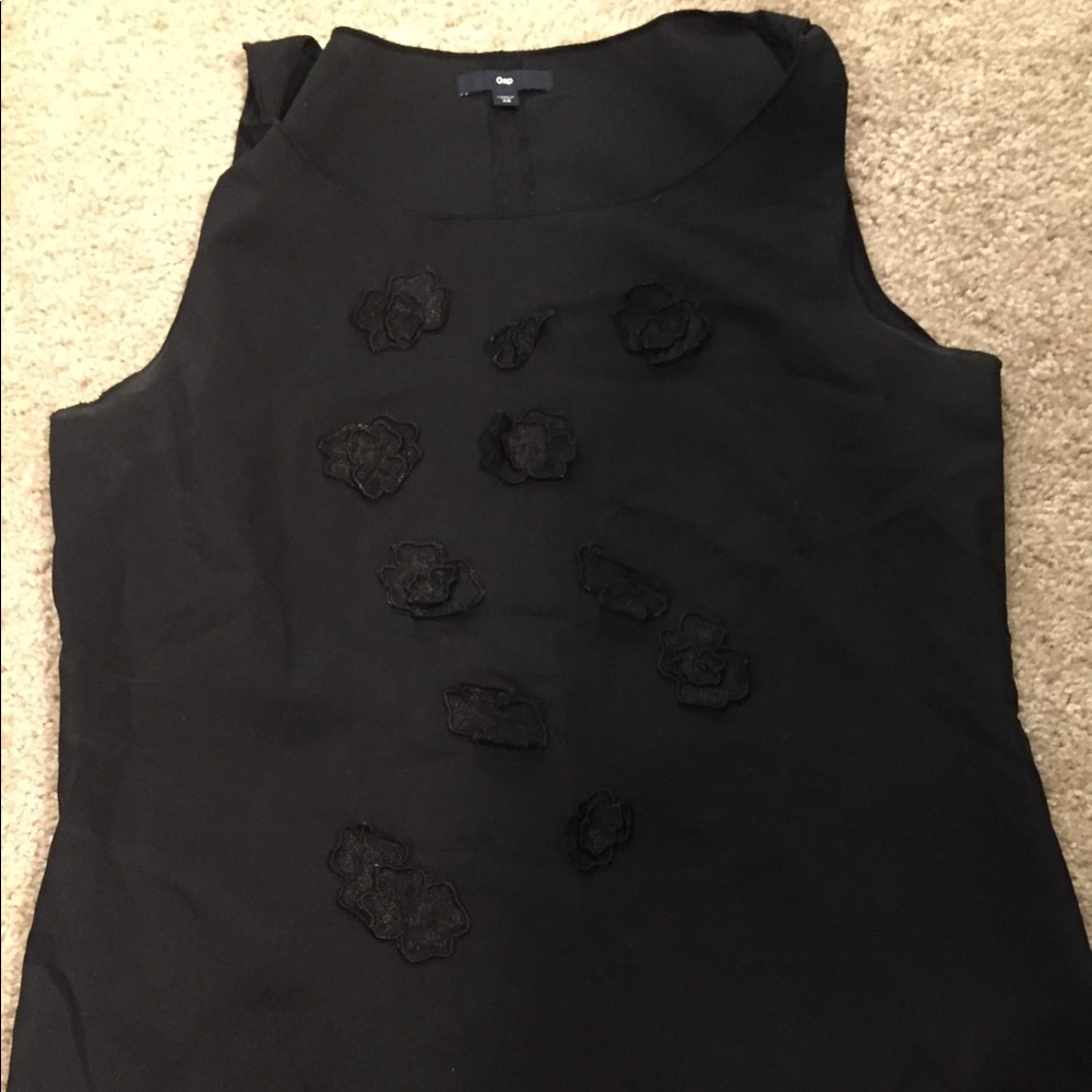 Gap shirt with flowers